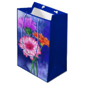 Gerberas Gift Bag Mooie Kleur Bloemen Medium Cadeauzakje (Voorkant Gekanteld)