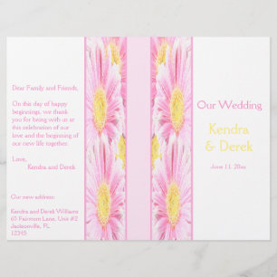 Gerberas rose sur le programme de mariage blanc