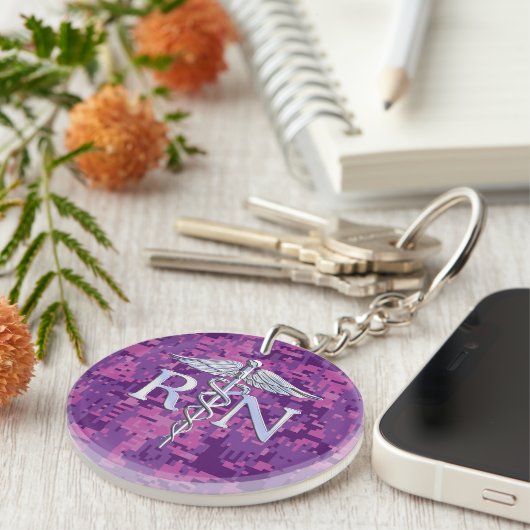Geregistreerde zuster RN Silver Caduceus Fuchsia C Sleutelhanger (Voorkant Rechts)