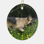 German Shepherd in Yellow Flowers Keramisch Ornament (Links)