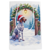 German Shorthaired Pointer Snowy Gate Santa Hat Medium Cadeauzakje (Voorkant)
