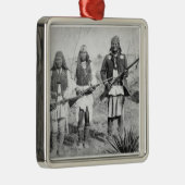 Geronimo en drie van zijn Apache-strijders, 1886 ( Metalen Ornament (Rechts)