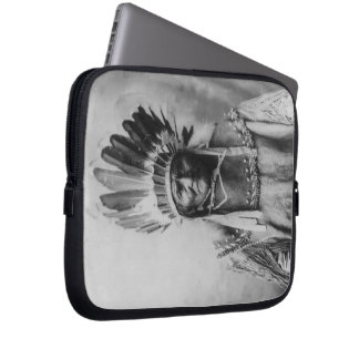 "Geronimo met Headdress" Laptop Sleeve