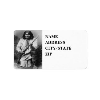 Geronimo met Pistool bij de Klaar Etiket