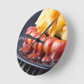 Gerooide worst en gekookte aardappelen ronde klok (Hoek)