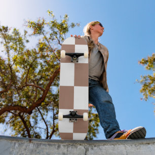 Geruit patroon in wit en Mocha Mousse Skateboard