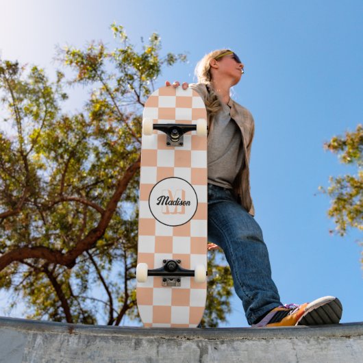 Geruit perzikkleurig wit geometrisch retro monogra skateboard (Buiten 1)