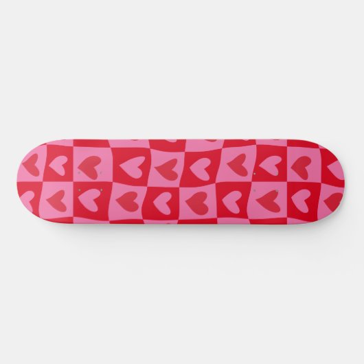 Geruit Warped Pink and Red Hearts Patroon Skateboard (Horizontaal)