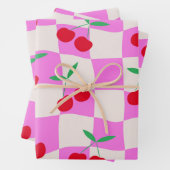 Geruite kersen op roze verwrongen dambord inpakpapier vel (In situ)