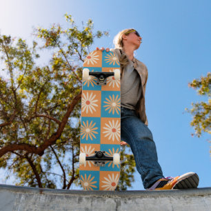 Geruite madeliefjesbloemen op oranje en blauwe vie skateboard