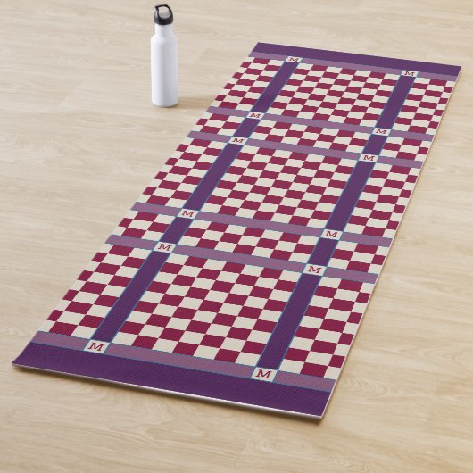 Geruite naam Initiaal Monogram Violet Berry Yogamat (In situ)