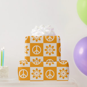 Geruite oranje groovy bloemen en vredestekens cadeaupapier