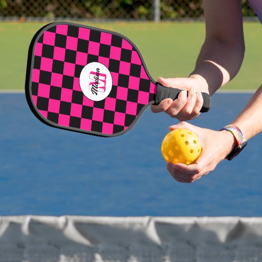 Geruite vierkanten heet roze zwart retro Monogram Pickleball Paddle (Insitu)