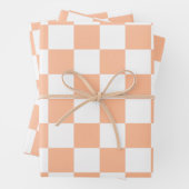 Geruite vierkanten perzik en witte geometrische re inpakpapier vel (In situ)