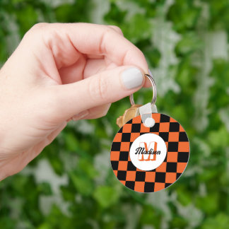 Geruite vierkanten zwart en oranje retro monogram sleutelhanger