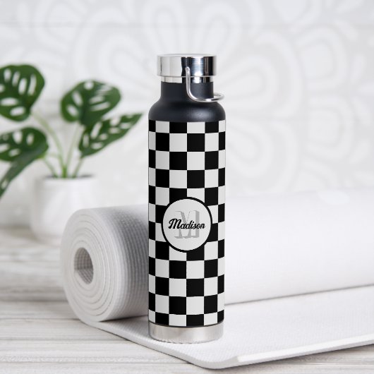 Geruite vierkanten zwart-wit retro Monogram Waterfles (Yoga)
