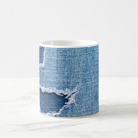 Gescheurde denim stof textuur, blauwe tinten. koffiemok (Center)
