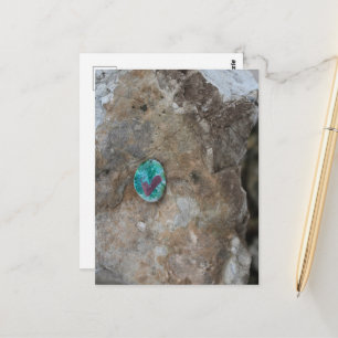 Geschilderde Little Heart Rock Verborgen op een ro Briefkaart