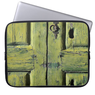 Gesloten bruine houten deur met twee panelen laptop sleeve