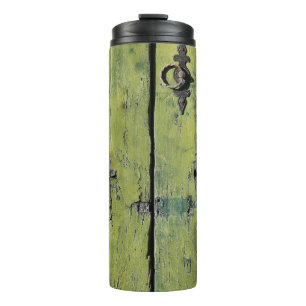 Gesloten bruine houten deur met twee panelen thermosbeker