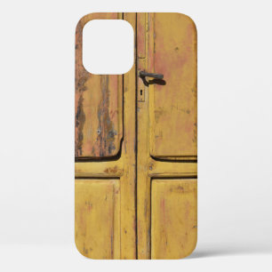 Gesloten bruine houten kast iPhone 12 hoesje