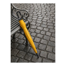 Gesloten Gele Paraplu Naast Parkbank