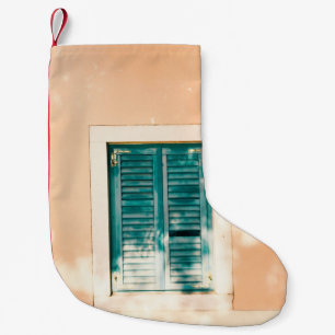 Gesloten groene houten deur kleine kerstsok