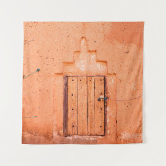 Gesloten houten raam in traditioneel marokkaans hu wandkleed