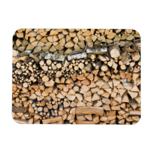 Gesneden hout op een stapel rechthoekige magneet