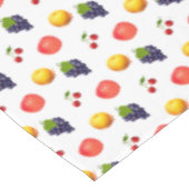 Gesorteerde verse vruchten op wit tafelkleed (Gekanteld)