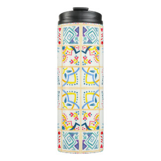 Gespantserde achtergrond met oosterse ornamenten.  thermosbeker