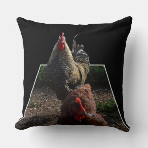 Gespikkelde fluffy-rooster en een grote dunne buis kussen