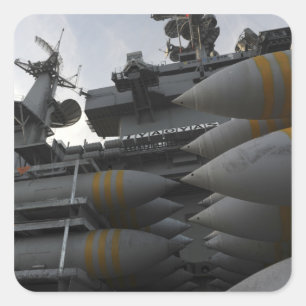 Gestapelde ordnantie klaar om te worden geladen vierkante sticker