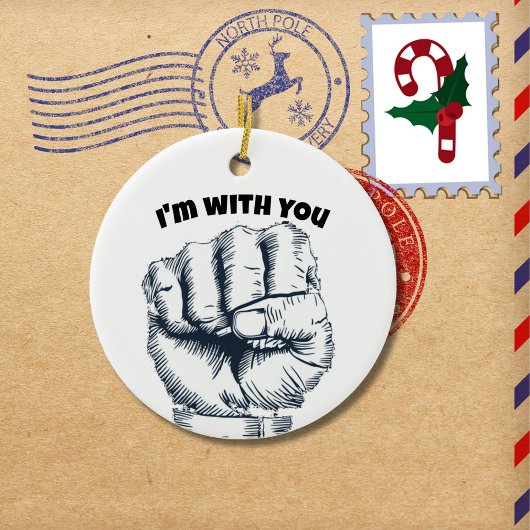 Gestegen gebalde vuist keramisch ornament