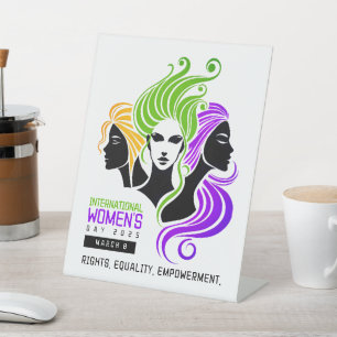 Gestileerde Kleurrijke Trio van Vrouwen IWD 2025 Reclamebord Met Voetstuk