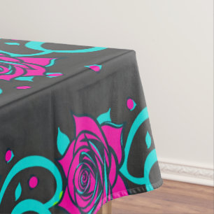 Gestileerde rozen in helder turquoise en roze tafelkleed