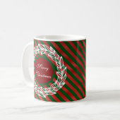 Gestileerde witte krans op rode en groene strepen koffiemok (Voorkant links)