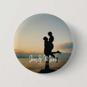 Gestolen foto. Naam en Jaar Typografie. Ronde Button 5,7 Cm