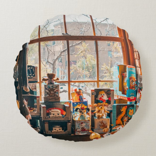 GESTORTE PLUSH TOYS OP BROWN WOODEN SHELF ROND KUSSEN (Voorkant)