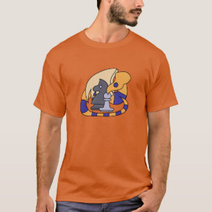 Gestreept leuke draak kronkelt rond schaakstukken t-shirt