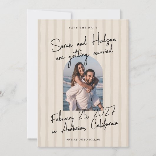 Gestreept modern handgeschreven script foto bruilo save the date (Voorkant)