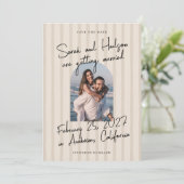 Gestreept modern handgeschreven script foto bruilo save the date (Staand voorkant)