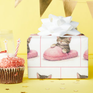 Gestreept poesje slapend in een roze slof cadeaupapier