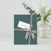 Gestreepte Bow Flat Invitation Kaart Groen (Staand voorkant)