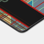 Gestreepte driehoeksvormen met Initialen op zwart Bureaumat (Hoek)