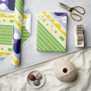 Gestreepte en gestippelde retrolook onder een hoek cadeaupapier