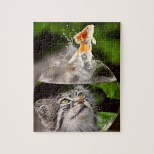Gestreepte kattenkop in kom terwijl goudvis eruit legpuzzel