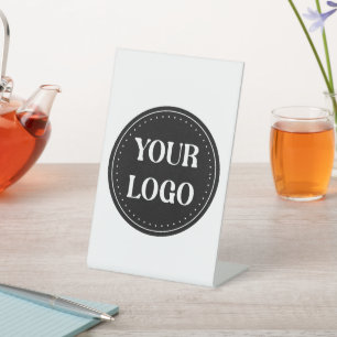 Gestroomlijnd, eigentijds, gepolijst en aanpasbaar reclamebord met voetstuk