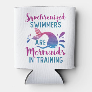 Gesynchroniseerde zwemmers zijn Mermaids in opleid Blikjeskoeler