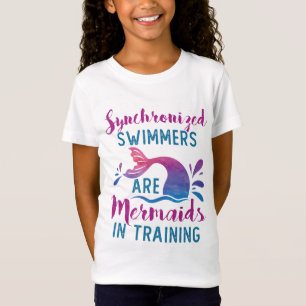 Gesynchroniseerde zwemmers zijn Mermaids in opleid T-shirt